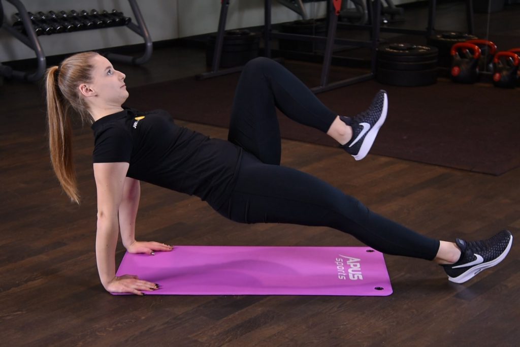 Kolano do klatki w podporze tyłem na prostych rękach