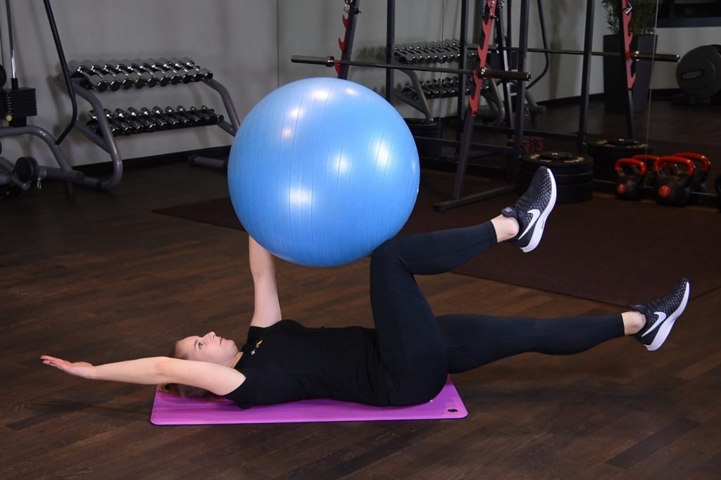 Martwy robak z piłką do ćwiczeń