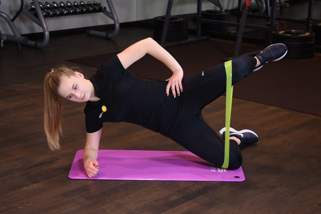 Odwodzenie zgiętej nogi w planku bokiem z mini band Odwodzenie zgiętej nogi w planku bokiem z gumą mini band