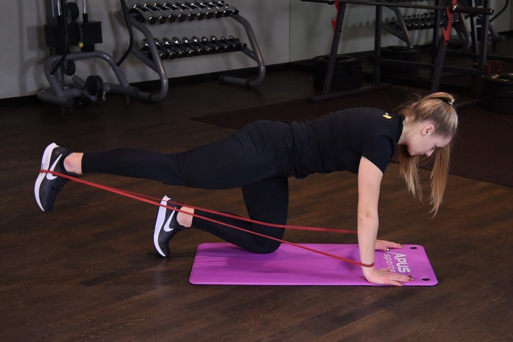 Prostowanie nogi w klęku podpartym z gumą power band Prostowanie nogi w klęku podpartym z gumą power band
