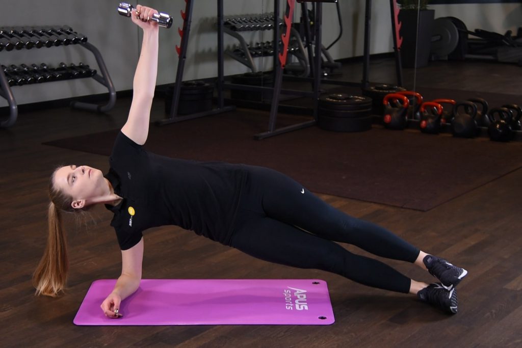 Rotacja w planku bokiem z hantlą - just be fit