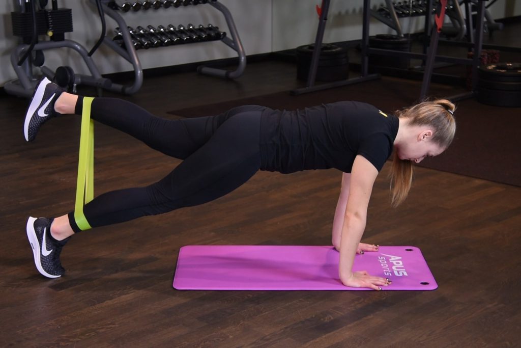 Unoszenie nogi w podporze z gumą mini band Unoszenie nogi w podporze z gumą mini band