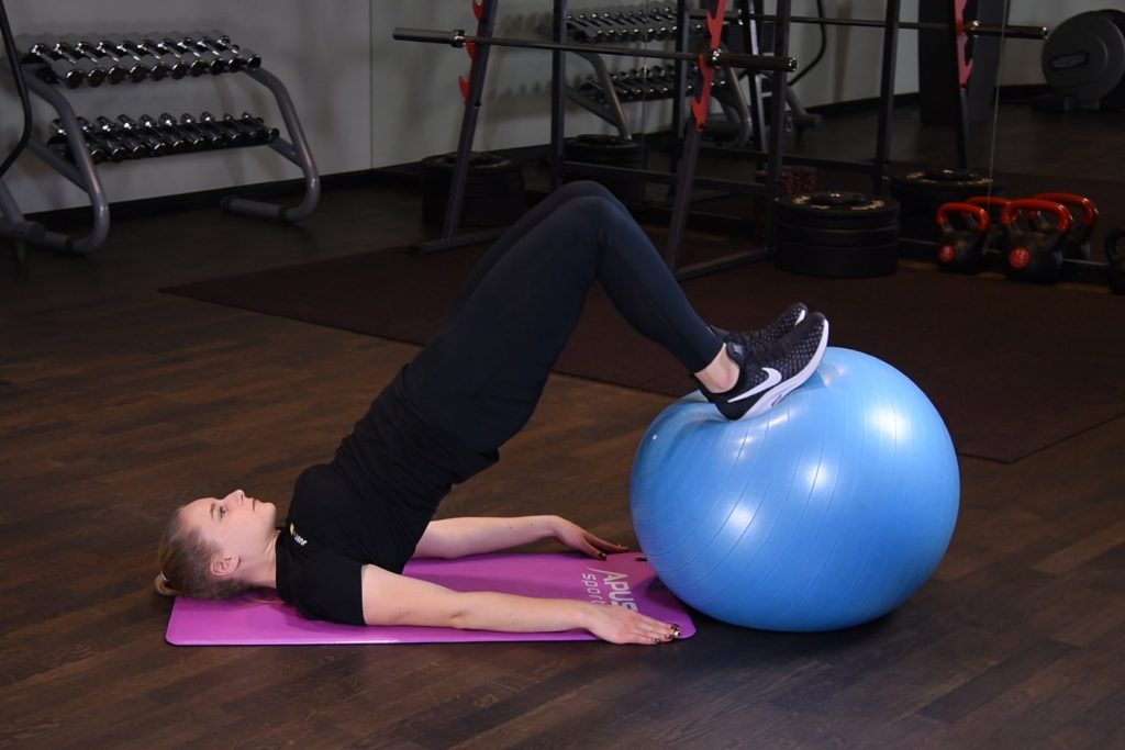 Wznosy bioder ze stopami na piłce do ćwiczeń