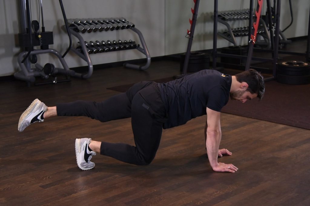 Bear plank z wyprostowaniem nogi Bear plank z wyprostowaniem nogi