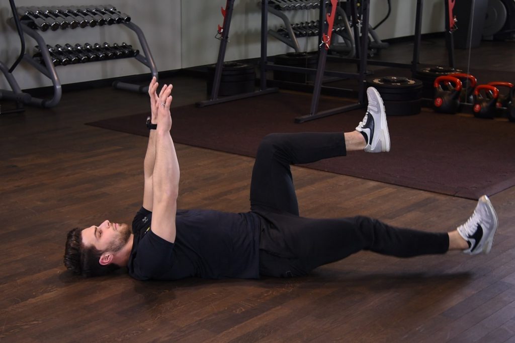 Deadbug z naprzemiennym opuszczaniem nóg