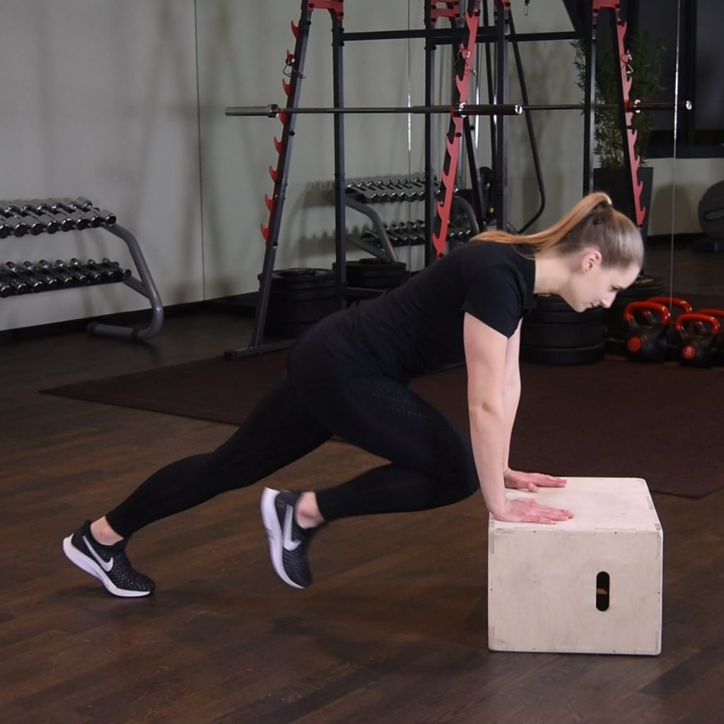 Mountain climbers z rękami na podwyższeniu