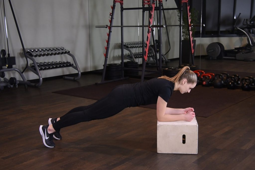 Plank z przedramionami na podwyższeniu Plank z przedramionami na podwyższeniu - just be fit