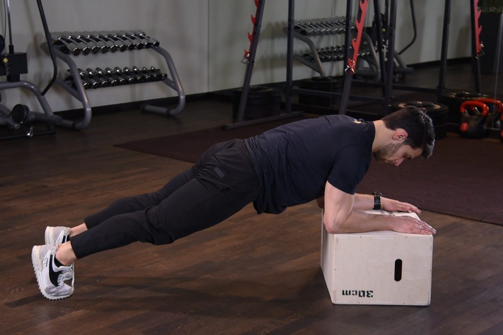 Plank z ramionami na podwyższeniu Plank z ramionami na podwyższeniu