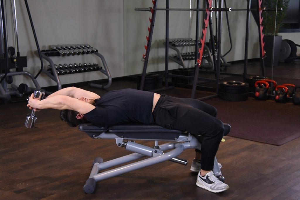 Przenoszenie hantla za głowę w leżeniu tyłem