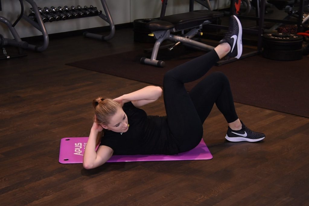 Rowerek - skręty brzucha z nogą na ziemi