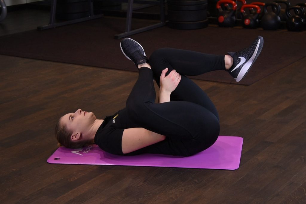 Rozciąganie pośladka w leżeniu tyłem - just be fit