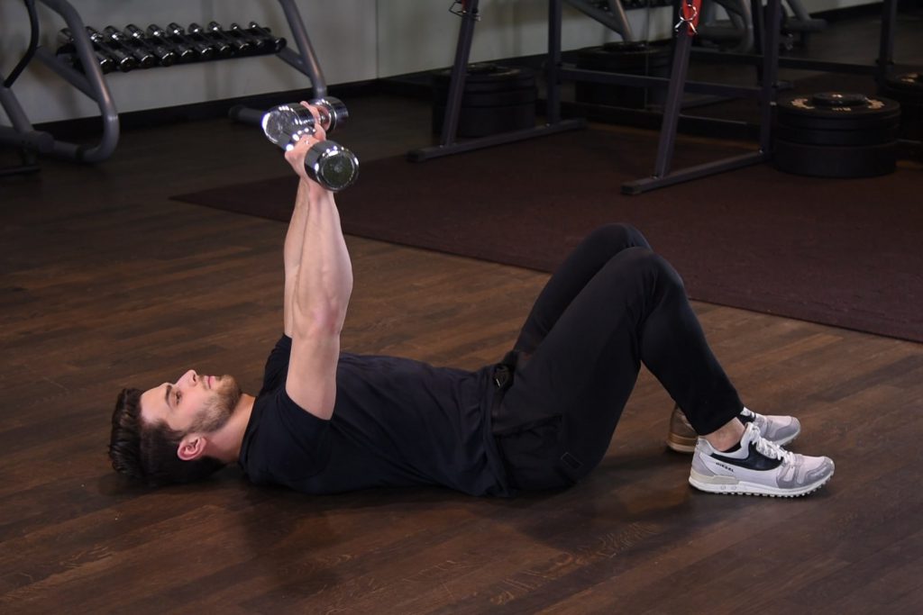 Wyciskanie hantli leżąc na ziemi Wyciskanie hantli leżąc na ziemi