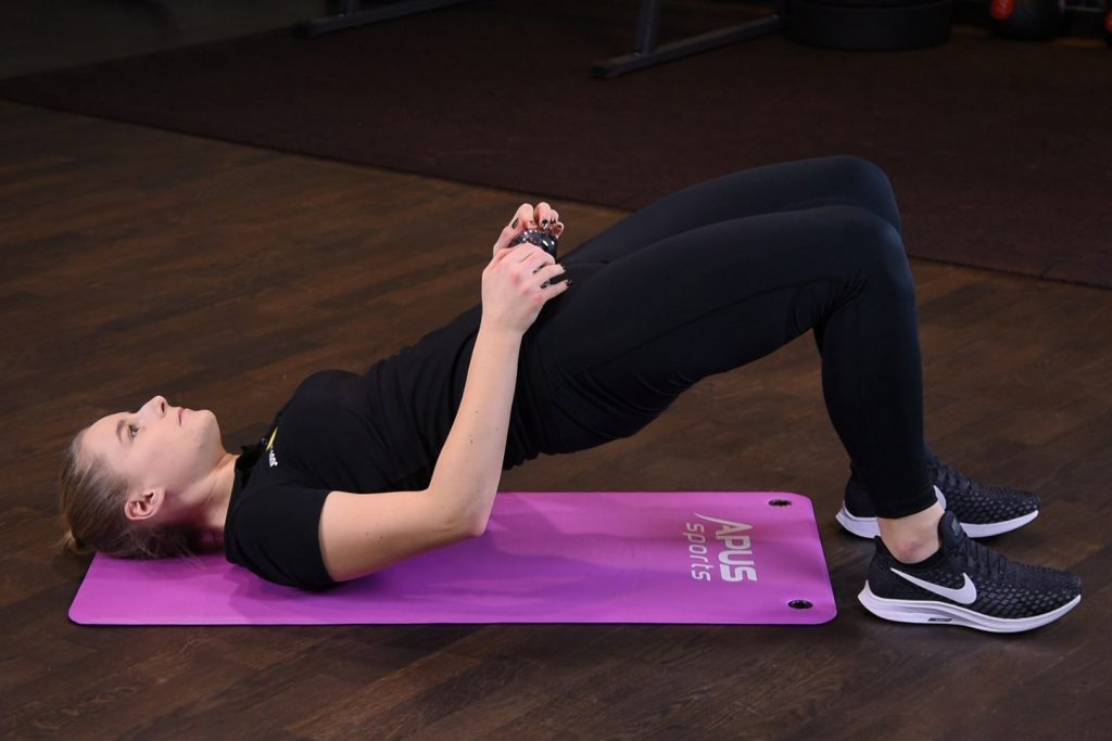 Wznosy bioder z hantlą Wznosy bioder z hantlą