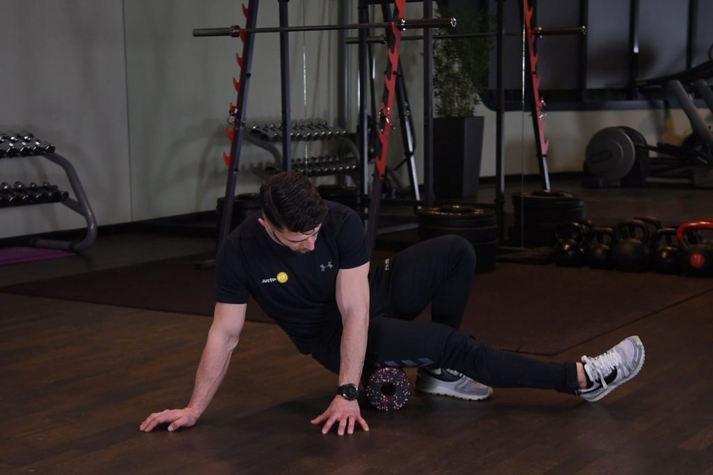 Rolowanie boku uda Rolowanie uda - just be fit