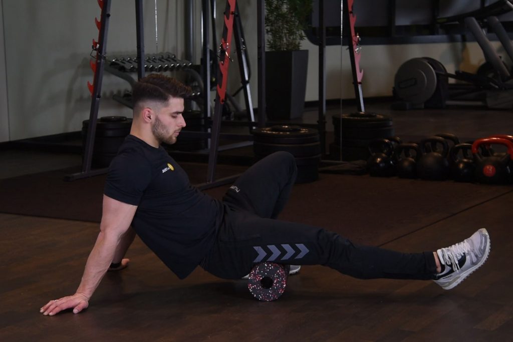 Rolowanie tyłu uda Rolowanie tyłu uda - just be fit