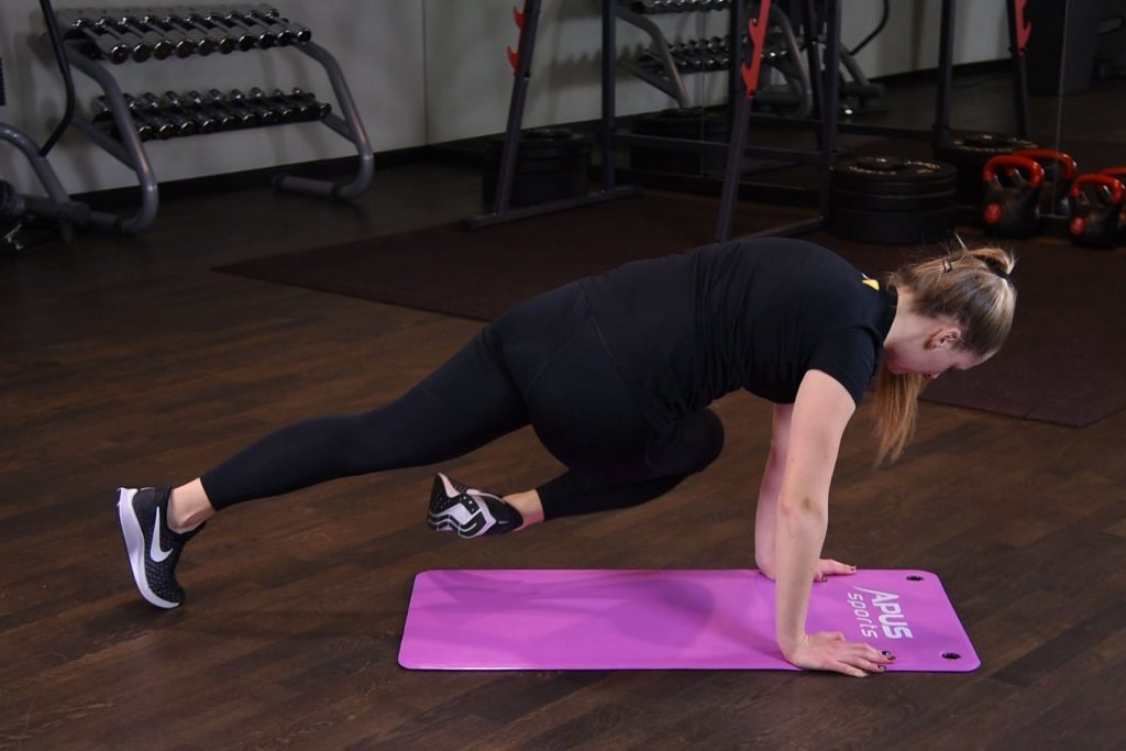 Ćwiczenie przyciaganie kolan do lokcia pracujac po skosie i podpierajac sie przodem na rekach