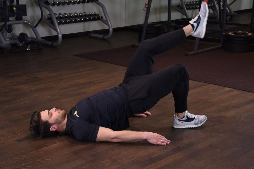 Wznosy bioder jednonóż w leżeniu tyłem Wznosy bioder jednonóż w leżeniu tyłem - just be fit