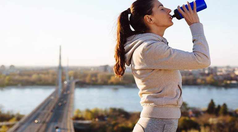 prawidłowe nawodnienie pomaga schudnąć z brzucha